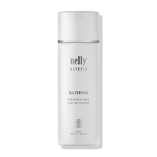 Lait Nettoyant BioTense de Nelly DeVuyst en flacon, une formule certifiée biologique qui élimine les impuretés tout en apaisant et hydratant la peau pour un nettoyage doux et efficace.