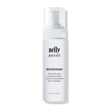 Lotion moussante peaux sensibles BioHomme de Nelly Devuyst en flacon airless, nettoyant visage pour homme formulé pour apaiser, purifier et protéger les peaux sensibles et réactives.