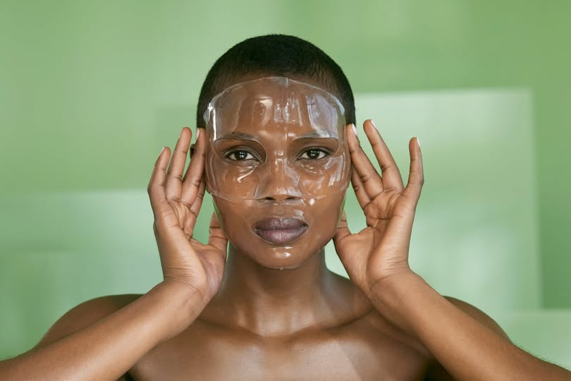 Application du Masque Empreinte Hydrogel Bioeffect sur le visage, soin hydratant à l’acide hyaluronique qui repulpe et illumine la peau instantanément.