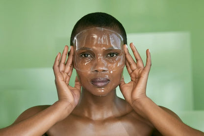 Application du Masque Empreinte Hydrogel Bioeffect sur le visage, soin hydratant à l’acide hyaluronique qui repulpe et illumine la peau instantanément.