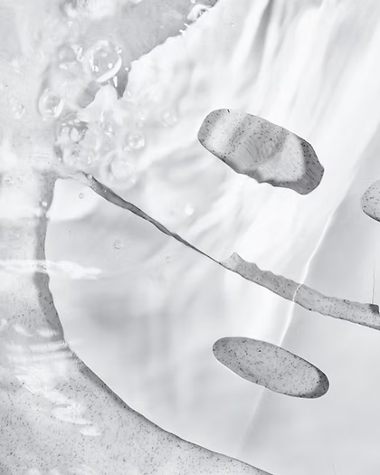 Zoom sur le sachet du Bioeffect Imprinting Hydrogel Mask avec le masque visage en hydrogel visible en transparence, conçu pour hydrater intensément la peau grâce à l’acide hyaluronique.