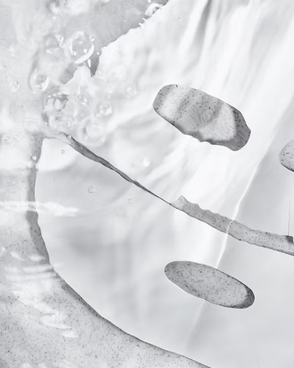 Zoom sur le sachet du Bioeffect Imprinting Hydrogel Mask avec le masque visage en hydrogel visible en transparence, conçu pour hydrater intensément la peau grâce à l’acide hyaluronique.