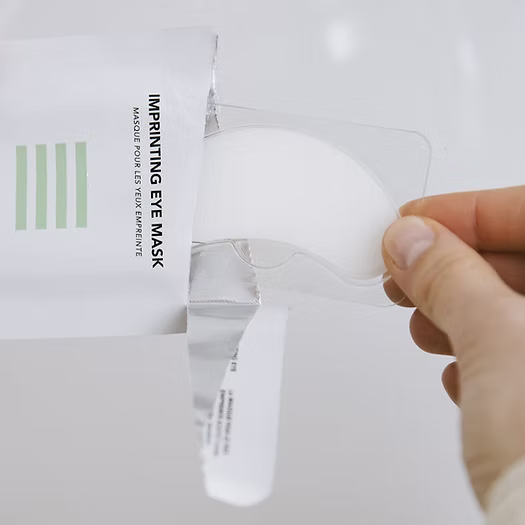 Patch yeux hydrogel Bioeffect dans son emballage transparent, prêt à l’utilisation, présenté sur fond marbré pour un effet visuel épuré et élégant.