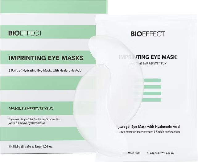 Patch yeux hydrogel Bioeffect dans son emballage transparent, prêt à l’utilisation, présenté sur fond marbré pour un effet visuel épuré et élégant.