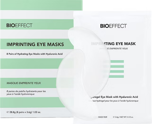 Patch yeux hydrogel Bioeffect dans son emballage transparent, prêt à l’utilisation, présenté sur fond marbré pour un effet visuel épuré et élégant.
