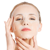 Femme portant un masque en tissu bio pour une hydratation intense et une peau repulpée, soin inclus dans le forfait beauté Le Luxe.