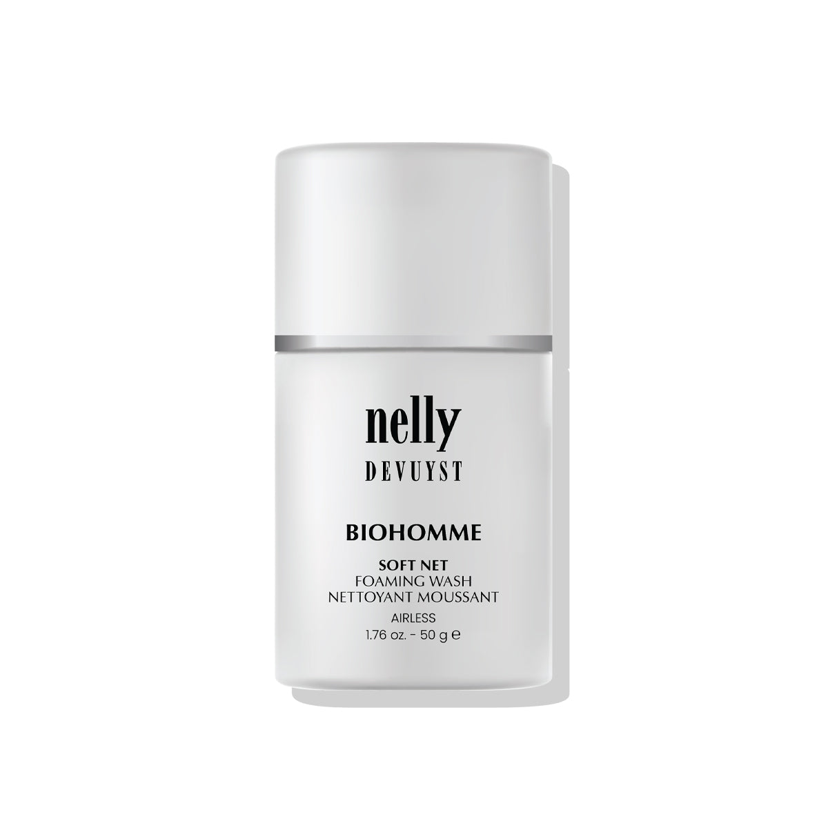 Application d'un nettoyant moussant Soft Net BioHomme de Nelly Devuyst, soin nettoyant doux pour la peau masculine, formulé pour éliminer les impuretés sans dessécher.