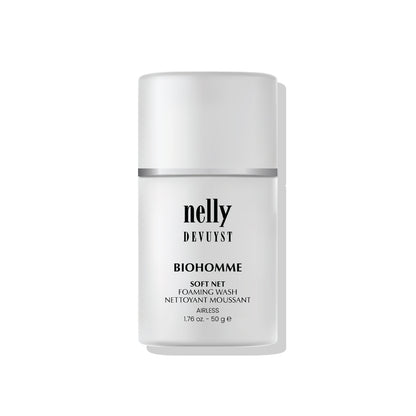 Application d'un nettoyant moussant Soft Net BioHomme de Nelly Devuyst, soin nettoyant doux pour la peau masculine, formulé pour éliminer les impuretés sans dessécher.