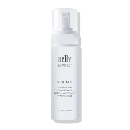 Nettoyant mousse Biocalm en format pompe, formule douce concue pour nettoyer efficacement les peaux sensibles tout en preservant leur equilibre naturel.