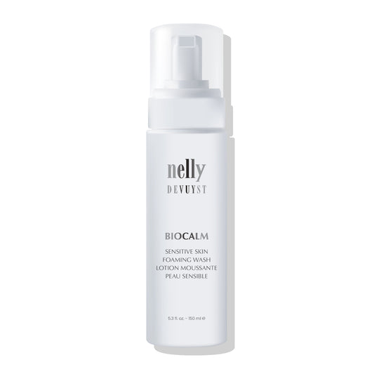 Nettoyant mousse Biocalm en format pompe, formule douce concue pour nettoyer efficacement les peaux sensibles tout en preservant leur equilibre naturel.