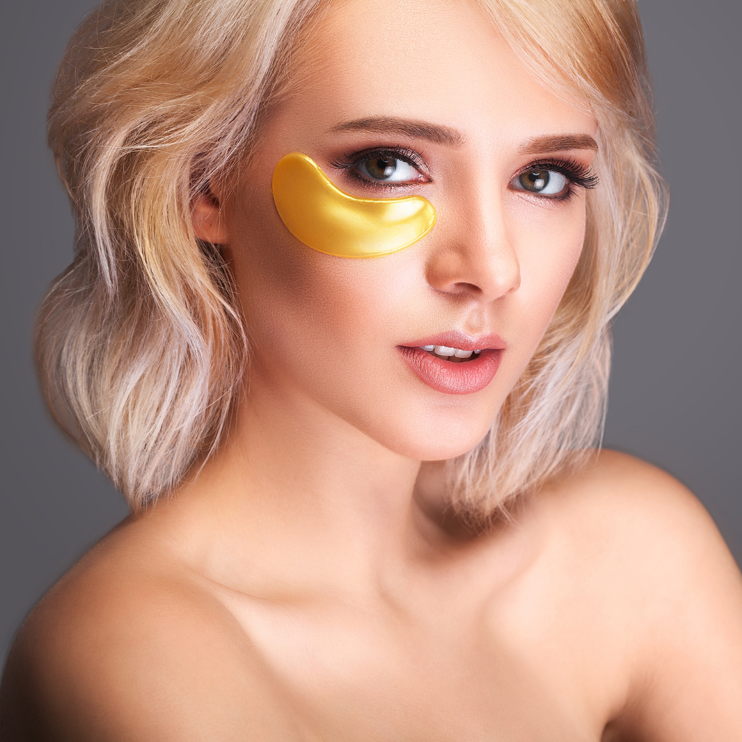 Patch contour des yeux doré pour un effet lissant immédiat et un regard rafraîchi, proposé dans les soins du forfait Le Luxe et L'intermédiaire.