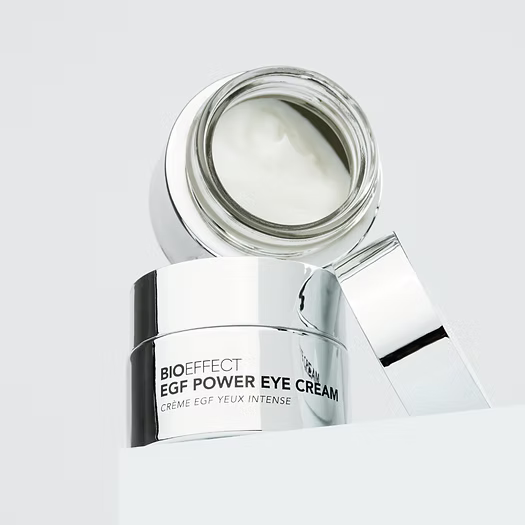Vue du pot ouvert de la creme EGF Power Eye Cream de Bioeffect montrant la texture riche du soin contour des yeux.