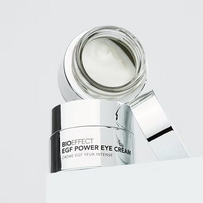 Vue du pot ouvert de la creme EGF Power Eye Cream de Bioeffect montrant la texture riche du soin contour des yeux.