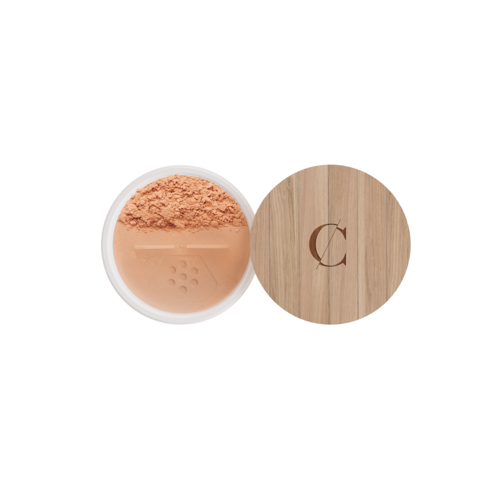Boîtier en bois naturel de la Poudre Minérale Beige orangé 25 Fond de Teint Couleur Caramel, une formule bio et soyeuse à base de pigments naturels pour un fini éclatant.