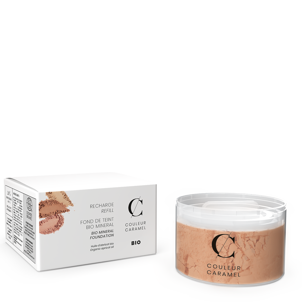 Recharge, poudre Minérale Fond de Teint Couleur Caramel teinte Beige orangé, formule bio au fini soyeux idéale pour réchauffer le teint et sublimer les peaux hâlées.