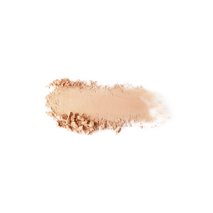 Texture légère de la Poudre Minérale Fond de Teint Couleur Caramel Beige abricot 23, offrant une couvrance modulable et un teint lumineux sans effet masque.
