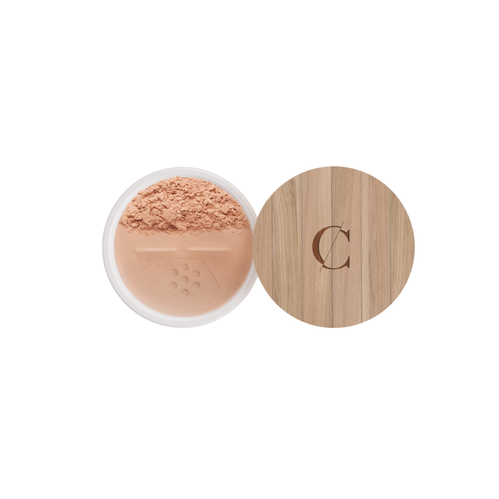 Poudre Minérale Fond de Teint Beige abricot 23 Couleur Caramel présentée dans un élégant boîtier rond avec tamis doseur et couvercle en bois certifié FSC.