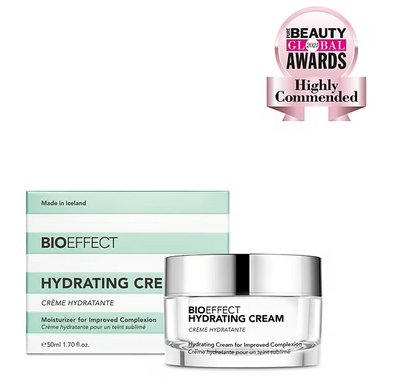 Crème Bioeffect mise en scène dans un cadre raffiné, évoquant un rituel de soins de peau hydratant, sensoriel et haut de gamme, gagnante d'un prix excellence.