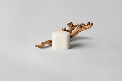 Recharge de déodorant naturel Kiima Ambre, aux notes chaudes et enveloppantes, idéale pour une protection efficace et sensorielle.