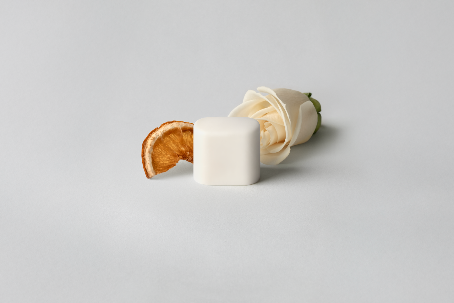 Recharge de déodorant naturel Kiima Florée, inspirée des fleurs délicates pour une sensation de fraîcheur douce et féminine.