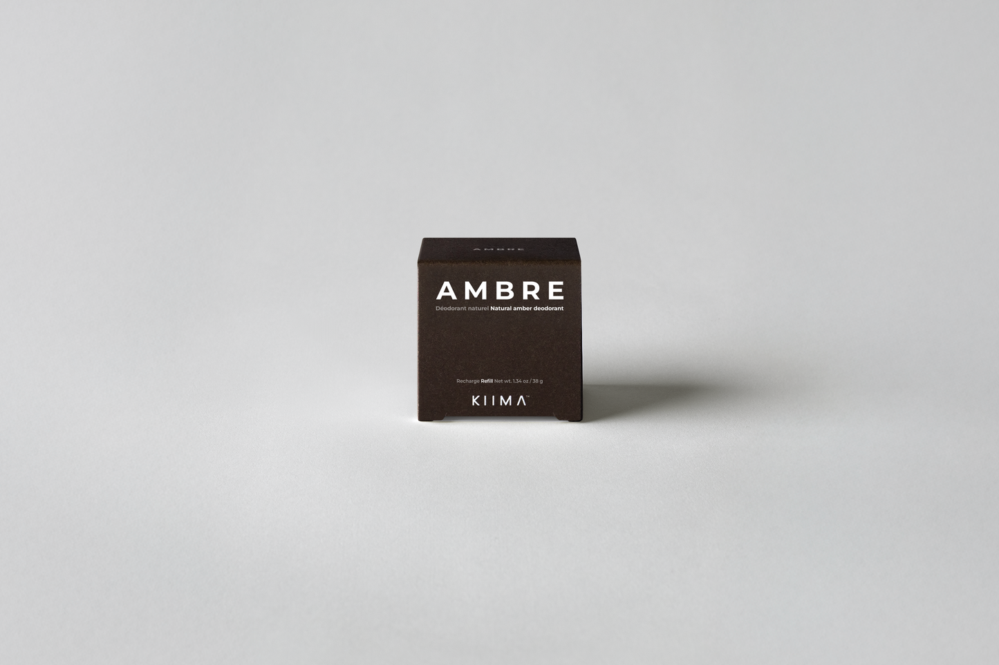 Bloc de déodorant rechargeable Kiima Ambre, formulé pour neutraliser les odeurs tout en laissant un sillage doux et réconfortant.