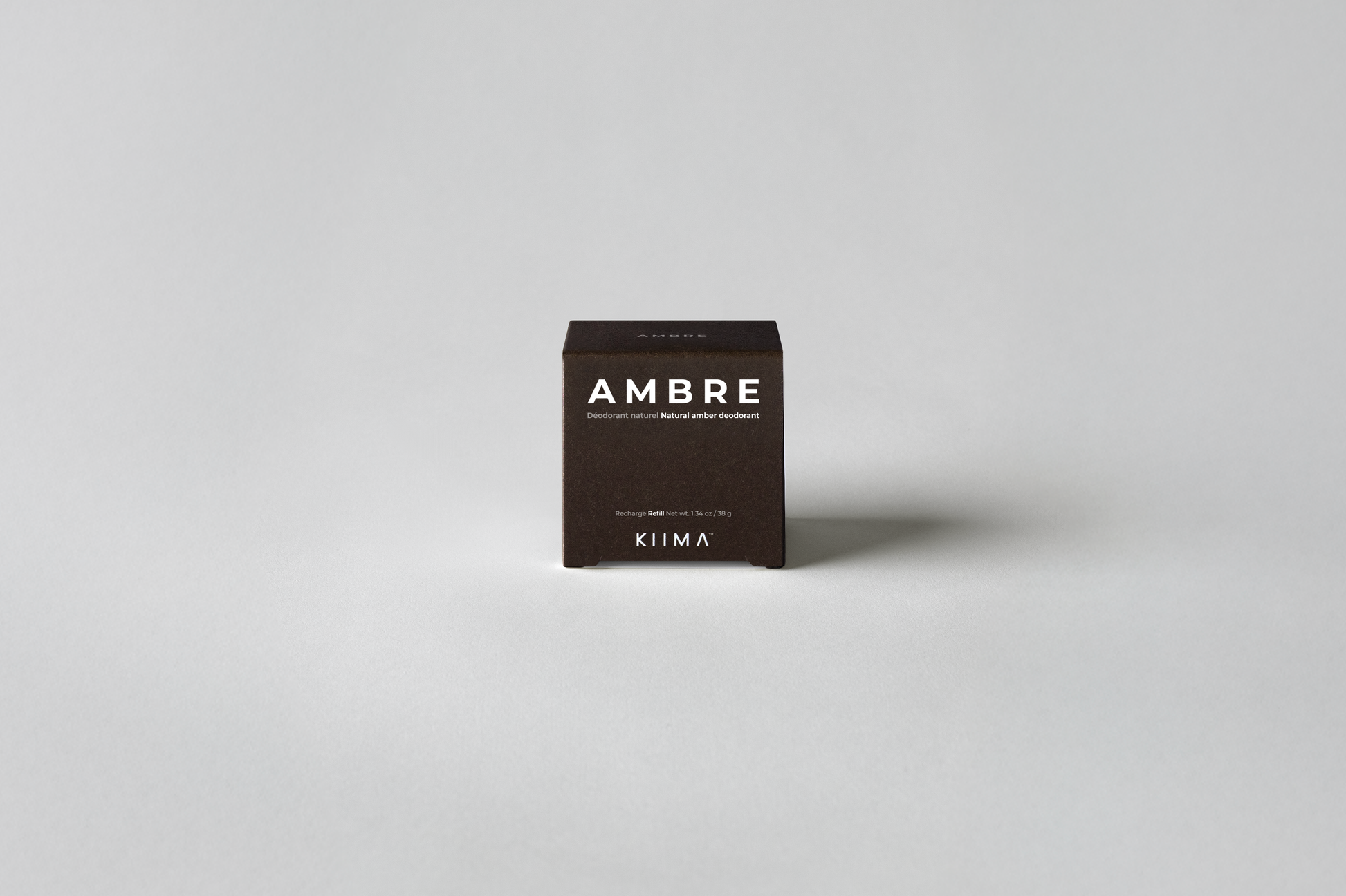Bloc de déodorant rechargeable Kiima Ambre, formulé pour neutraliser les odeurs tout en laissant un sillage doux et réconfortant.