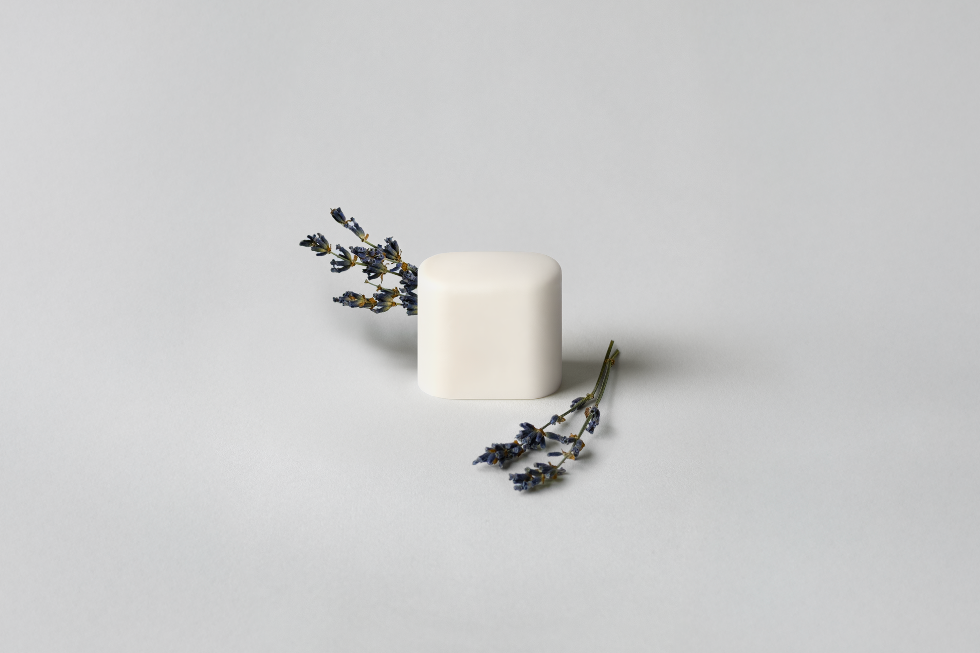 Bloc de déodorant rechargeable Kiima Bleu Lavande, enrichi en lavande fine pour neutraliser les odeurs tout en respectant la peau.