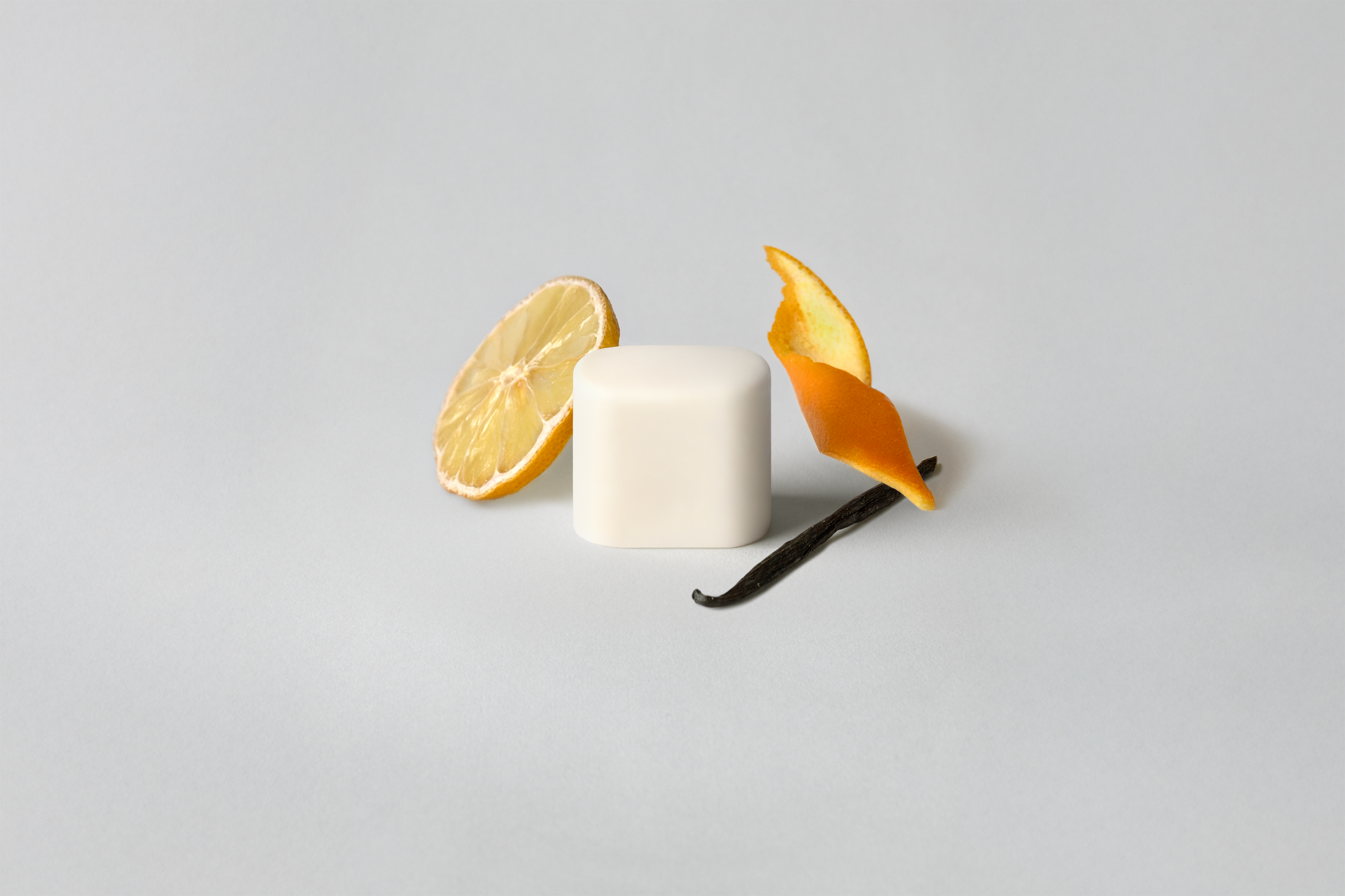 Bloc de déodorant rechargeable Kiima Fruity Escape, formulé pour neutraliser les odeurs durablement tout en respectant la peau grâce à une composition douce et naturelle.