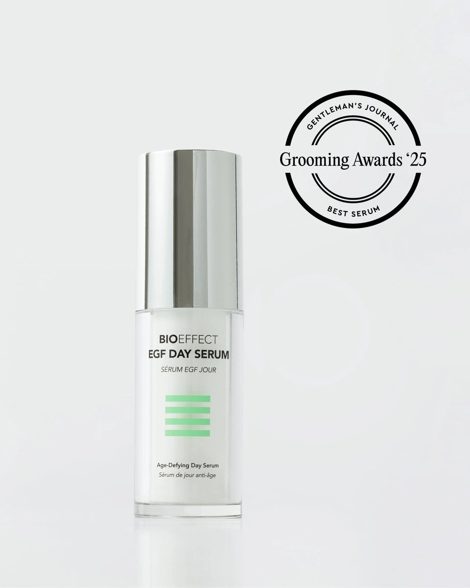 Application d’un sérum EGF primé « Best Serum 2025 » par le Gentleman’s Journal, reconnu pour ses performances anti-âge et son effet tenseur naturel.