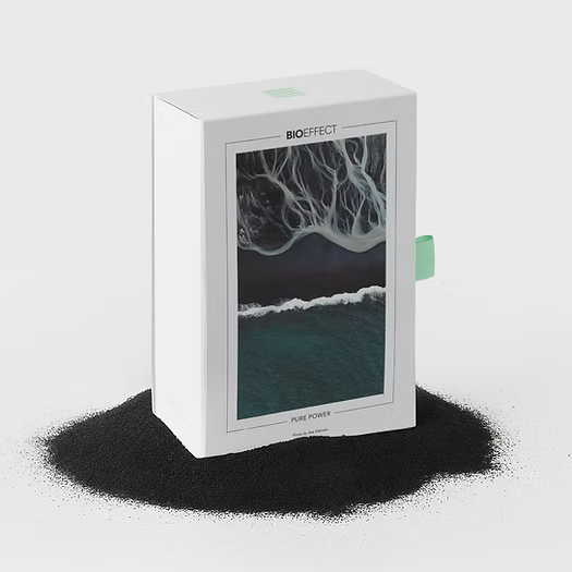 Application de la gamme POWER, d’un sérum power EGF Bioeffect concentré, idéal pour lisser les rides, améliorer la texture cutanée et soutenir le renouvellement cellulaire. Ainsi que d'une crème power visage et d'une crème power yeux. 