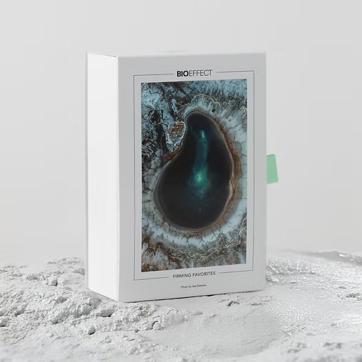 Application d’un sérum EGF Bioeffect concentré et d'un sérum EGF yeux Bioeffect, formulé pour lisser les rides, améliorer la texture de la peau et soutenir la régénération cellulaire. Egalement masque empreint hydratant à l'acide hyaluronique pour les contours des yeux.