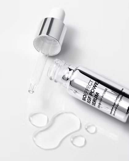 Gros plan sur le flacon du sérum EGF Power de BIOEFFECT, illustrant la technologie islandaise et les bienfaits visibles pour une peau plus dense et lumineuse.
