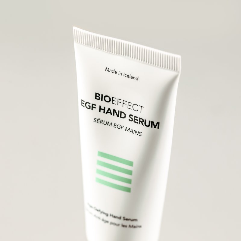 Zoom sur le haut du tube du sérum EGF mains BIOEFFECT, design minimaliste islandais, parfait pour un rituel soin haut de gamme.