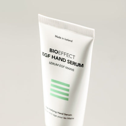 Zoom sur le haut du tube du sérum EGF mains BIOEFFECT, design minimaliste islandais, parfait pour un rituel soin haut de gamme.