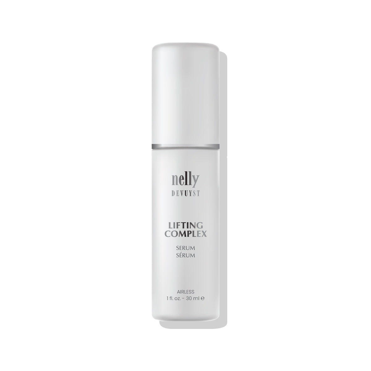 Application d’un sérum lifting Nelly Devuyst en flacon airless, soin anti-âge professionnel conçu pour raffermir la peau, atténuer les rides et redonner tonicité et éclat.