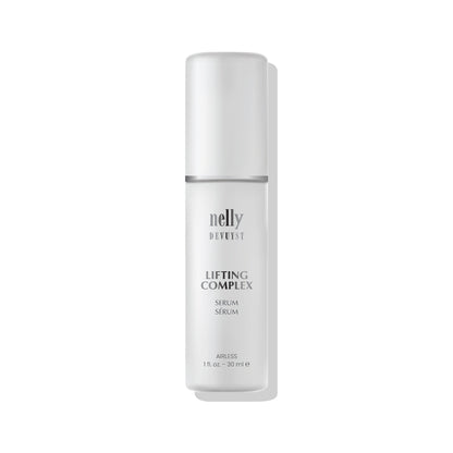 Application d’un sérum lifting Nelly Devuyst en flacon airless, soin anti-âge professionnel conçu pour raffermir la peau, atténuer les rides et redonner tonicité et éclat.