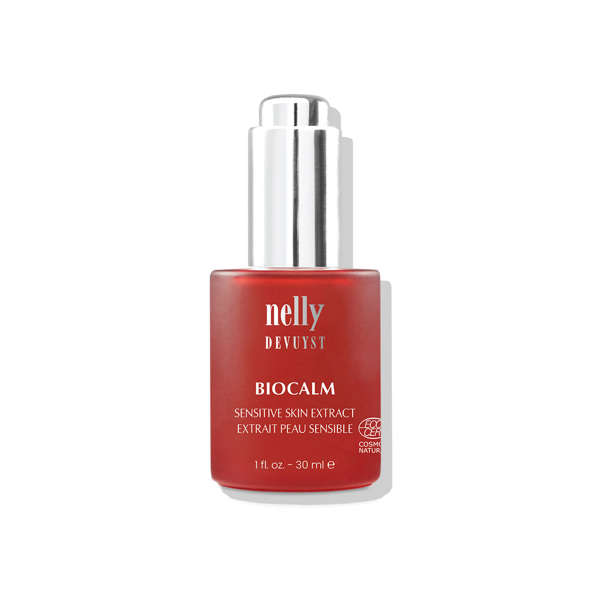 Flacon rouge du Sérum Peau Sensible BioCalm Nelly DeVuyst, soin apaisant certifié bio conçu pour calmer, hydrater et protéger les peaux réactives et délicates.