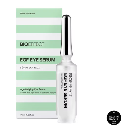 Coffret complet du sérum yeux Bioeffect EGF incluant le flacon principal, la recharge et la boîte à rayures vertes, illustrant l’offre double de 2 x 6 ml.