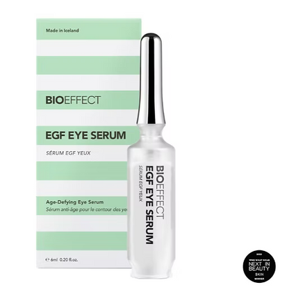Coffret complet du sérum yeux Bioeffect EGF incluant le flacon principal, la recharge et la boîte à rayures vertes, illustrant l’offre double de 2 x 6 ml.