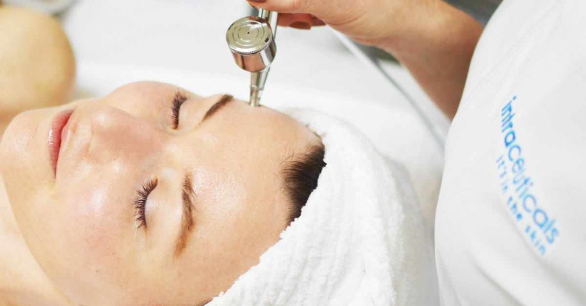 Soin visage, facial Bioeffect Oxygénnt Intraceuticals à l'aide de sérum performant que je pousse en profondeur dans ta peau. L'éclat du teint, la vitalité cellulaire est retrouvée. 