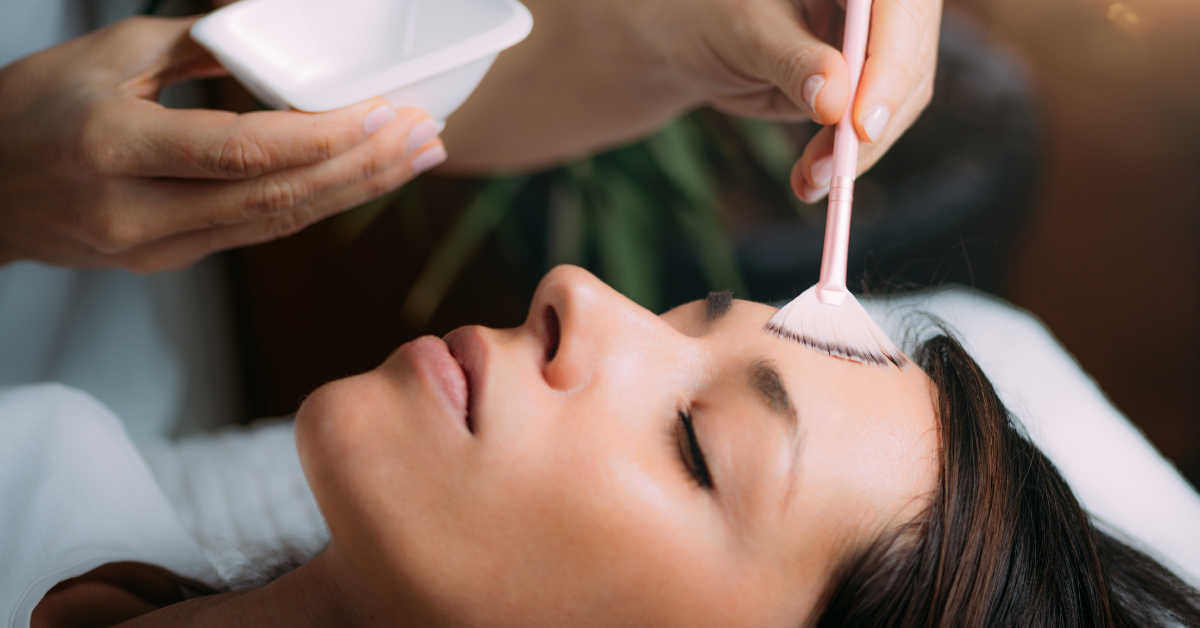 Le soin visage anti-âge le plus complet de la gamme. Un protocole global qui associe actifs régénérants ciblés, masque collagène et techniques de raffermissement pour un résultat visible dès la première séance — et qui s'intensifie avec la régularité.