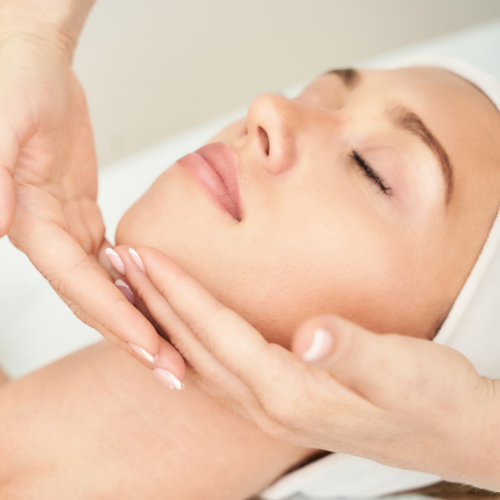 Soin de radiofréquence pour le visage et le cou. Traitement de raffermissement et sculptant.