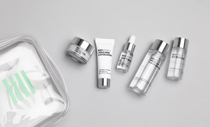 Vue detaillee des produits Bioeffect hors trousse : exfoliant volcanique, serum EGF, creme hydratante, essence et eau micellaire, formats luxueux pour la decouverte.