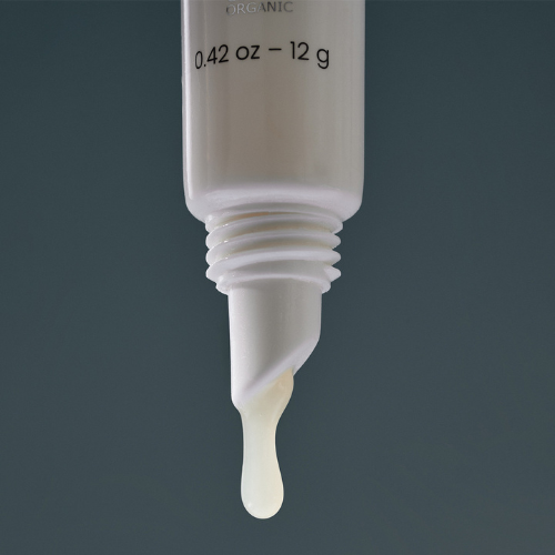 Gros plan sur la texture onctueuse du baume à lèvres HydraPlump, formulé à partir d’ingrédients naturels pour offrir hydratation, protection et douceur aux lèvres au quotidien.