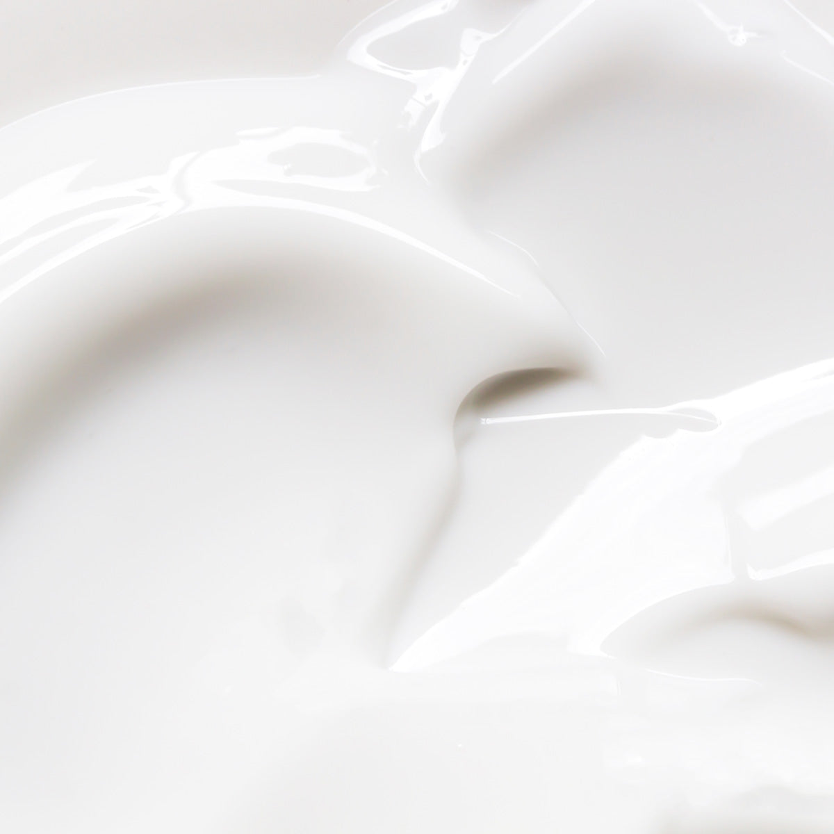 Texture riche et soyeuse de la Crème Matrix Cellulaire Nelly DeVuyst, soin raffermissant et régénérant qui stimule la vitalité et la densité cutanée.