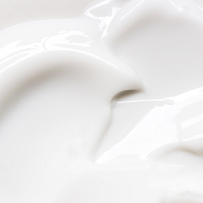 Texture riche et soyeuse de la Crème Matrix Cellulaire Nelly DeVuyst, soin raffermissant et régénérant qui stimule la vitalité et la densité cutanée.