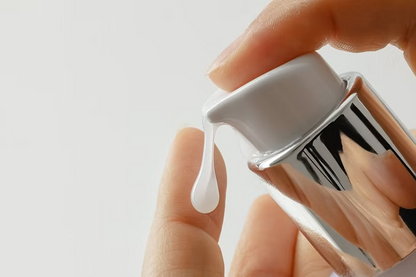 Gel nettoyant Bioeffect qui coule doucement sur une surface blanche, illustrant la texture soyeuse et fondante du nettoyant visage 2-en-1 enrichi en squalane.