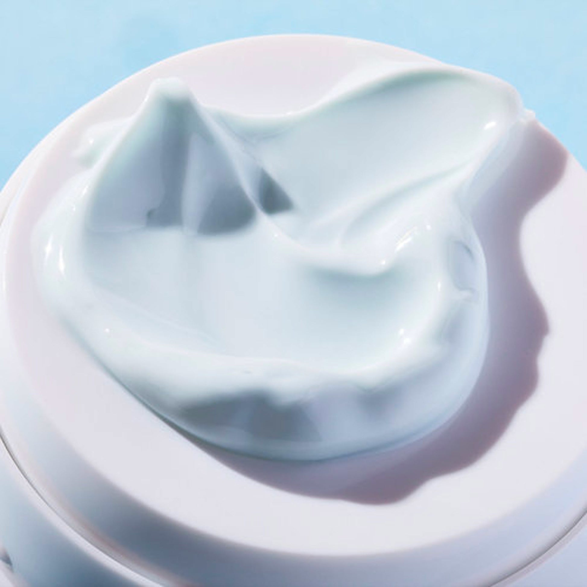 Crème d’eau rafraîchissante visage FPS 50 à la texture fluide et légère pour une application agréable et une protection quotidienne efficace