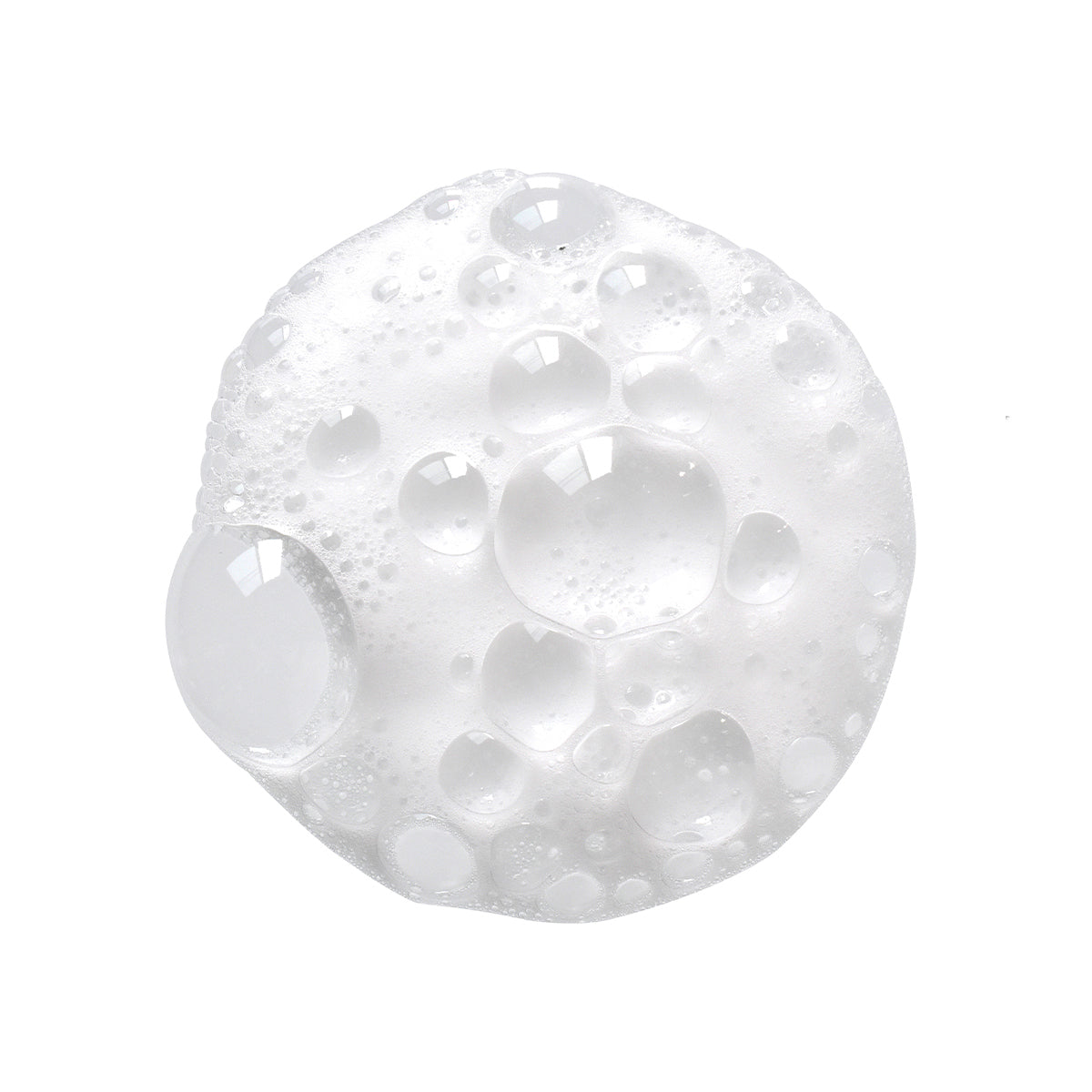 Texture aérienne et douce de la lotion moussante peaux sensibles BioHomme de Nelly Devuyst, conçue pour nettoyer la peau masculine sans irritation, tout en respectant l’équilibre cutané.