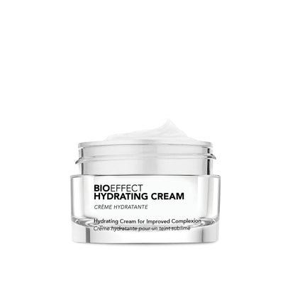 Vue en gros plan du pot ouvert de la crème hydratante Bioeffect, mettant en valeur sa texture soyeuse et onctueuse, idéale pour hydrater en profondeur.